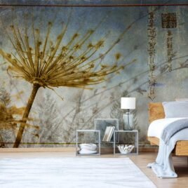 Camera da letto dal design minimalista Japandi. Sulla quinta principale, la carta da parati Hanakotoba nei toni materici dell'ardesia e del blu polvere: un grande fiore botanico essiccato si staglia contro un bosco sfumato e un'antica calligrafia asiatica, definendo un'atmosfera wabi-sabi di profonda quiete.