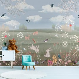 Carta da parati 'Je Suis Toujours Ici' con una scena campestre animata di animali e fiori, ideale per una cameretta protettiva e amorevole.