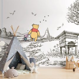 Carta da parati ispirata a Winnie the Pooh che rappresenta un tenero viaggio nel Bosco dei Cento Acri, per una cameretta piena di amicizia e avventure.