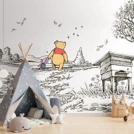 Carta da parati ispirata a Winnie the Pooh che rappresenta un tenero viaggio nel Bosco dei Cento Acri, per una cameretta piena di amicizia e avventure.