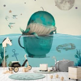 Carta da parati con balena in una tazza di tè sott'acqua, circondata da vita marina, con luna piena e stelle nel cielo