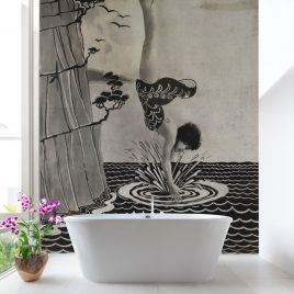 Elegante carta da parati 'Woman in Splash' con un'immagine d'ispirazione vintage di una donna nell'acqua, perfetta per un bagno stiloso e spazi eclettici.