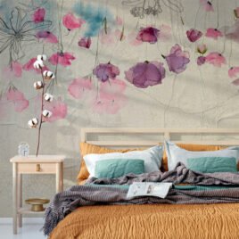 Delicata carta da parati artistica denominata Ballet des Pétales: su uno sfondo effetto carta stropicciata, fiori ad acquerello nei toni del rosa e viola pendono dall'alto mescolati a schizzi a matita, creando una danza floreale leggera.