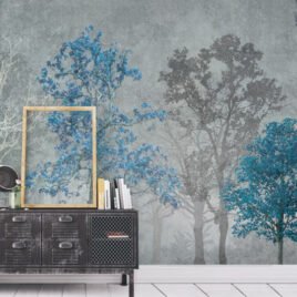 Carta da parati moderna denominata Blue Fog: una foresta stilizzata emerge dalla nebbia con alberi dalle chiome blu acceso e indaco su uno sfondo grigio materico, creando un'atmosfera onirica e profonda.