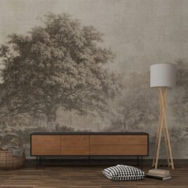 Carta da parati artistica denominata The Long Afternoon: un grande albero monumentale domina un paesaggio di campagna basso e sfumato, realizzato con uno stile grafico che ricorda una vecchia fotografia color seppia su texture materica.