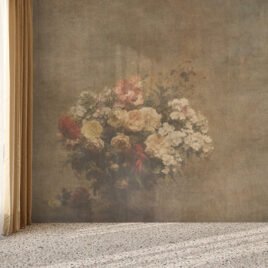 Carta da parati artistica con composizione floreale dai toni polverosi e desaturati, stile pittorico classico, atmosfera sospesa e materica.