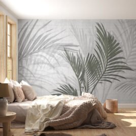 Carta da parati moderna con ombre di palme su fondo chiaro, stile naturale e rilassante, ideale per camera da letto o soggiorno contemporaneo.