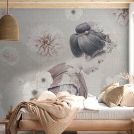 Carta da parati decorativa con figura femminile e motivi floreali, ispirazione giapponese, stile pittorico delicato, colori morbidi e naturali.