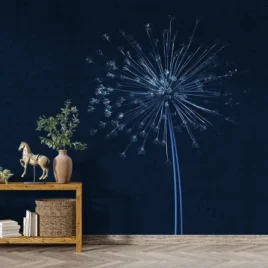 Suggestiva carta da parati denominata Cosmos: su uno sfondo blu profondo e strutturato, grandi infiorescenze sferiche di allium selvatico argentato esplodono visivamente come stelle o fuochi d'artificio, evocando nebulose spaziali.