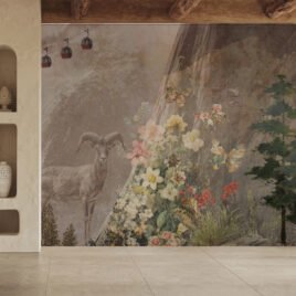 Artistica carta da parati collage denominata Capricorn: uno stambecco fiero posa davanti a montagne rocciose sovrapposte a pattern geometrici, con una funivia rossa vintage in alto e un ricco cespuglio di fiori colorati in primo piano.