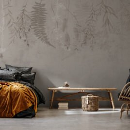 Carta da parati monocromatica denominata Ophelia: su uno sfondo grigio materico, diverse tipologie di felci e rami sottili scendono dall'alto con un effetto sfumato e sospeso, privo di colori vivaci.