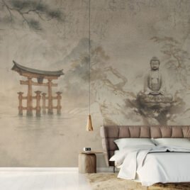 Carta da parati introspettiva denominata Kensho: un paesaggio etereo immerso nella nebbia color pergamena, dove emergono un Torii giapponese nell'acqua e un Buddha in meditazione, evocando silenzio e pace interiore
