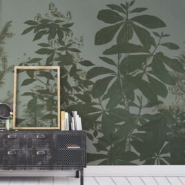 "Carta da parati Timberline per interni di montagna. Motivo con alberi alpini in stile incisione vintage, disposti in un pattern grafico ritmico e distanziato su sfondo materico. Ideale per arredamento chalet moderno."