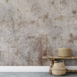 "Carta da parati stile industriale Entropia con texture effetto muro scrostato. Dettagli realistici di cemento grigio, crepe e macchie di ruggine per arredamento moderno e loft."