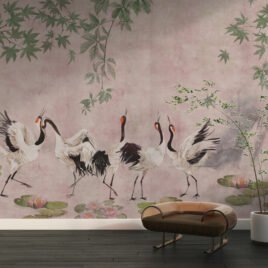 "Carta da parati di ispirazione orientale Rituali di Corte. Illustrazione artistica di gru della Manciuria in danza di corteggiamento con rami d'acero e fiori di loto su sfondo materico rosa cipria e texture effetto antico."