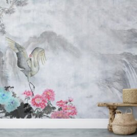 "Carta da parati Sentiero di Shangri-La. Panorama orientale in stile Shan Shui con montagne sfumate nella nebbia, grandi cascate, pini secolari, peonie rosa e azzurre e una gru in volo."