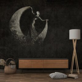 Illustrazione in stile anni '20 che ritrae una donna elegante in abito da sera seduta sulla punta di una mezza luna decorata, su uno sfondo scuro e materico che evoca le atmosfere notturne del Grande Gatsby.