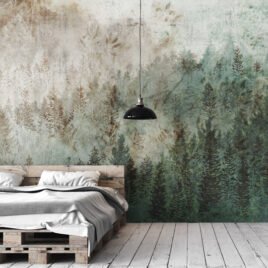 Carta da parati paesaggistica Tundra: foresta di conifere verde scuro che sfuma gradualmente in una nebbia chiara e materica. Il design crea un ponte visivo tra la natura selvaggia e concreta e un'atmosfera onirica e misteriosa.