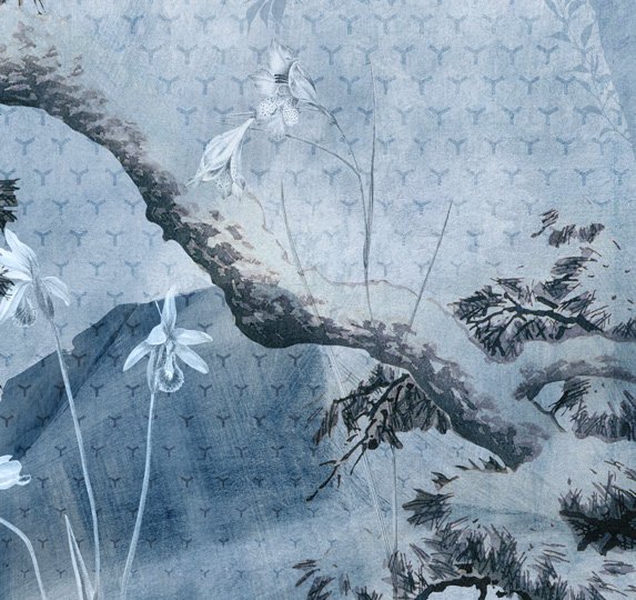 Non tutte le montagne vanno scalate. Alcune vanno solo contemplate.
Blue Zen è un ritiro spirituale e visivo. Ispirata alla pittura a inchiostro orientale e alle pagine di Sōseki, trasforma l'ambiente in un "mondo a tre angoli", dove la natura è pura estetica e il silenzio si fa colore. Per chi cerca nella casa la pace assoluta.
🖋️ "Quando il mondo è difficile da abitare, nasce il desiderio di un luogo più sereno." — Natsume Sōseki. Carta da parati contemplativa Blue Zen: paesaggio montano acquerellato nei toni blu e indaco. In primo piano, un ramo curvo disegnato a inchiostro stile sumi-e con fiori bianchi. Sullo sfondo, montagne sfumate e texture geometrica ispirata alla carta di riso giapponese.