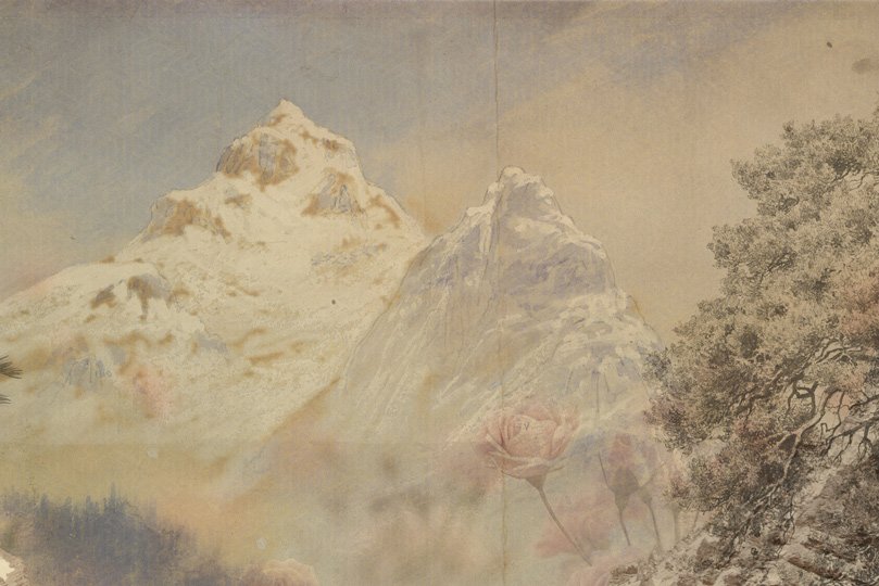 La montagna non è solo paesaggio. È teatro.
Gran Tour porta sulle pareti l'estetica del viaggio romantico di Victor Hugo. Un mix di appunti calligrafici, incisioni a matita e dettagli botanici che trasformano lo spazio in una pagina di storia. Per chi cerca il "Sublime" anche in salotto.
🏔️ "Qui tutto è grande, tutto è sublime." — Victor Hugo. Carta da parati vintage Gran Tour: illustrazione stile incisione ottocentesca delle Alpi, sovrapposta a calligrafia antica color seppia. Dettagli di pini verdi e fiori rosa in primo piano creano profondità. Ispirata ai viaggi di Victor Hugo.