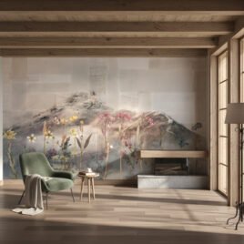 Elegante salotto di un lussuoso chalet di montagna con pareti in pietra naturale e legno di recupero. Al centro, la carta da parati sartoriale Pian del Nivolet, 5.00 AM avvolge lo spazio con la sua trama tessile e la poesia dei fiori alpini, creando un rifugio intimo.